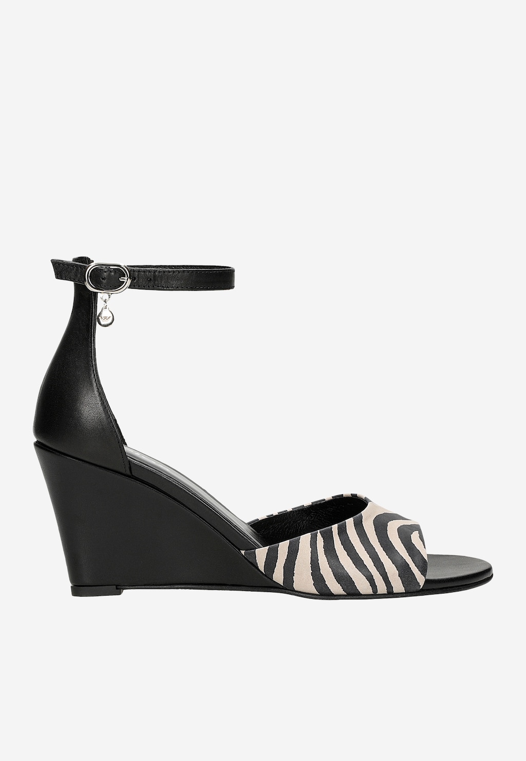Czarne sandały Wojas na koturnie model 76181-60 z paskiem na kostce i przednią częścią w czarno-beżowe paski, widok z boku.