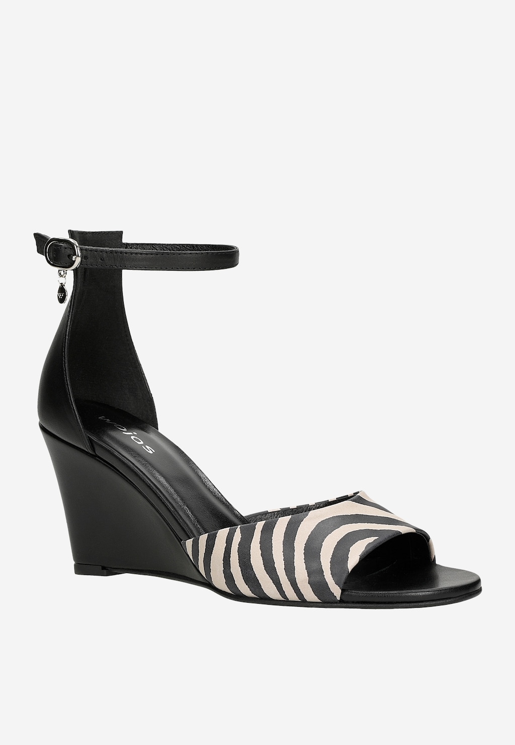 Eleganckie czarne sandały Wojas model 76181-60 na koturnie z czarno-beżowym wzorem w paski, zapinane paskiem wokół kostki z metalową klamrą i zawieszką z logo.