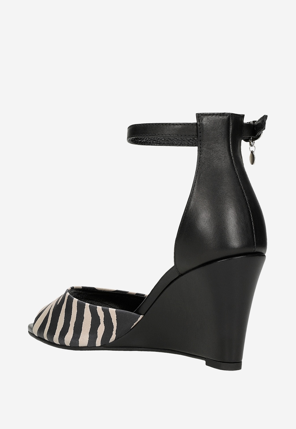 Czarne sandały Wojas na koturnie model 76181-60 z paskiem na kostce i otwartym noskiem w czarno-beżowe paski zebry, widok z boku.