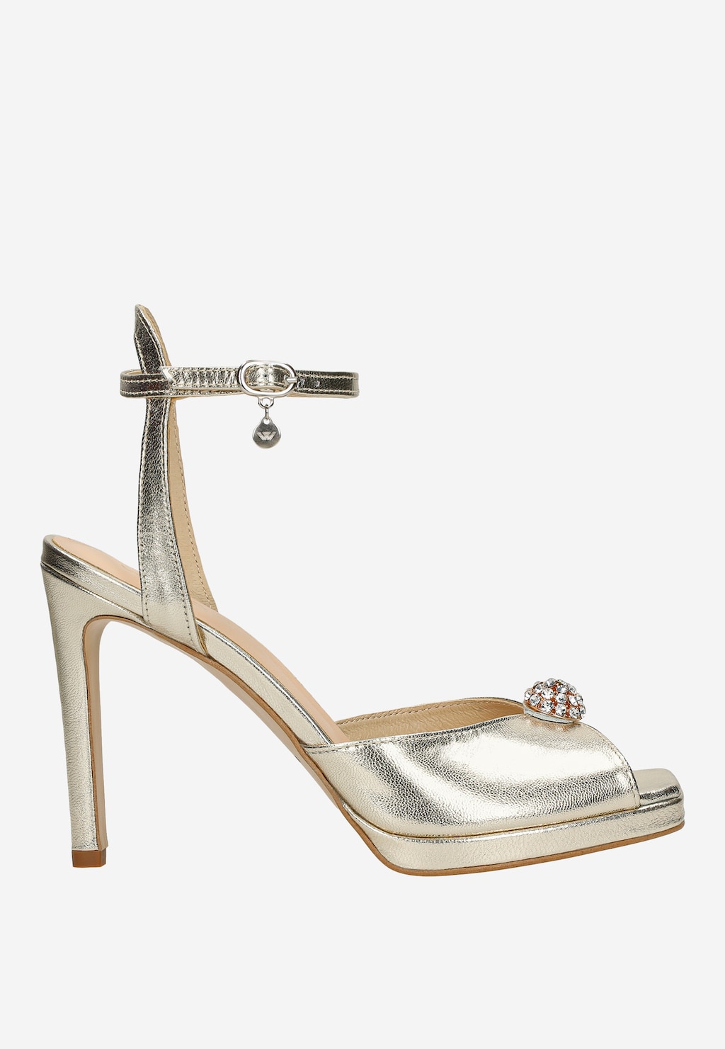 Złote sandały Wojas model 76187-58 na wysokiej szpilce z kryształową ozdobą na przodzie buta i eleganckim paskiem z kryształowym zawieszeniem wokół kostki.