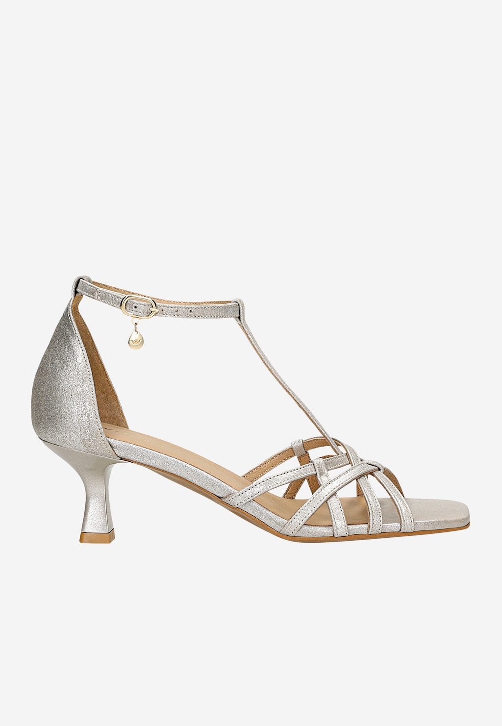 Srebrne sandały Wojas model 76189-59 z paskiem T i splecionymi przodami, na niskim obcasie ze złotą zawieszką przy klamrze, widok z boku.