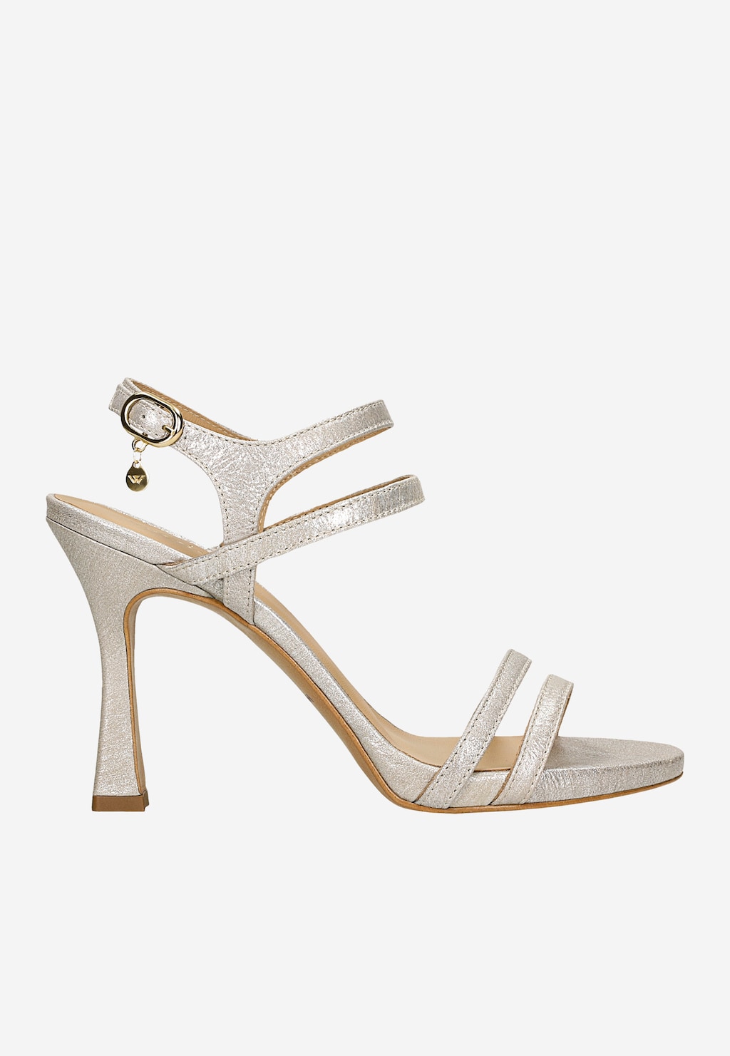 Srebrne sandały Wojas model 76190-59 z weluru foliowanego na eleganckiej szpilce, z wielopasmowym przodem i zapięciem na kostkę z ozdobną złotą klamrą i wisiorkiem.