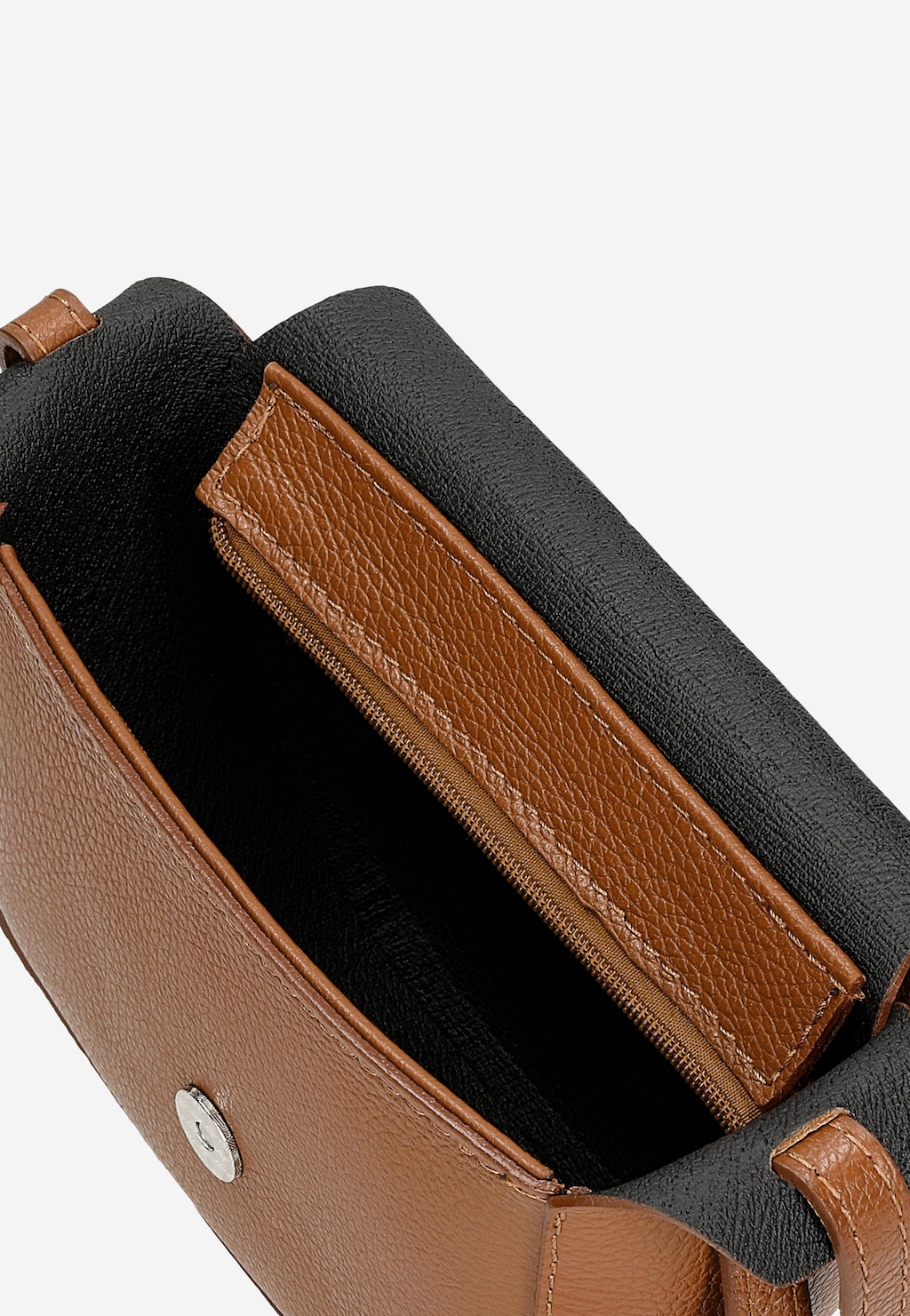 Wnętrze jasnobrązowej torebki Wojas model 9816-53 typu saddle bag z czarną wyściółką i wewnętrzną kieszenią zapinaną na zamek, ukazujące wysoką jakość skórzanego wykonania.