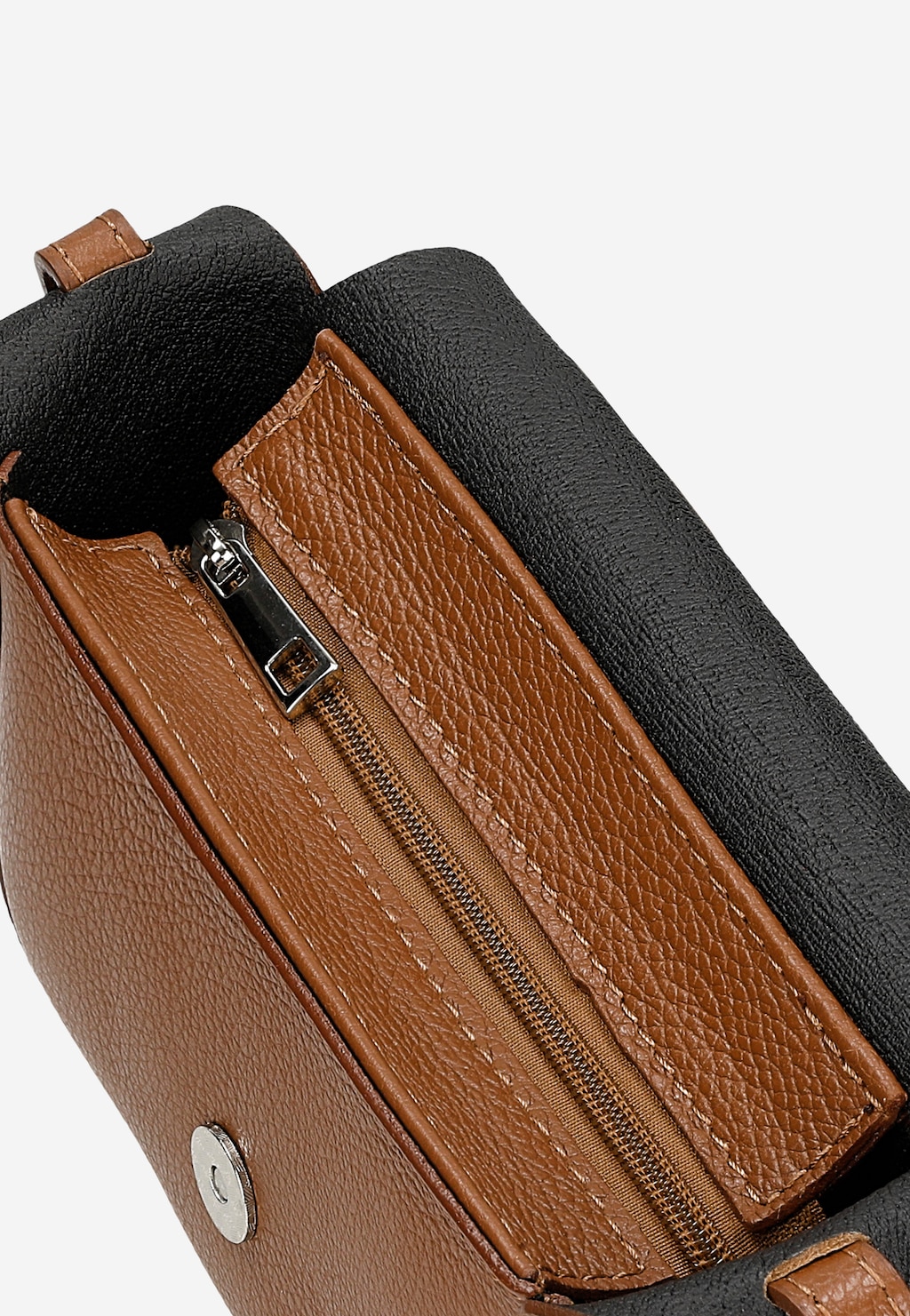 Zbliżenie na jasnobrązową skórzaną torebkę Wojas model 9816-53 typu saddle bag z czarnym wykończeniem, prezentującą metalowy zamek błyskawiczny i zapięcie magnetyczne.