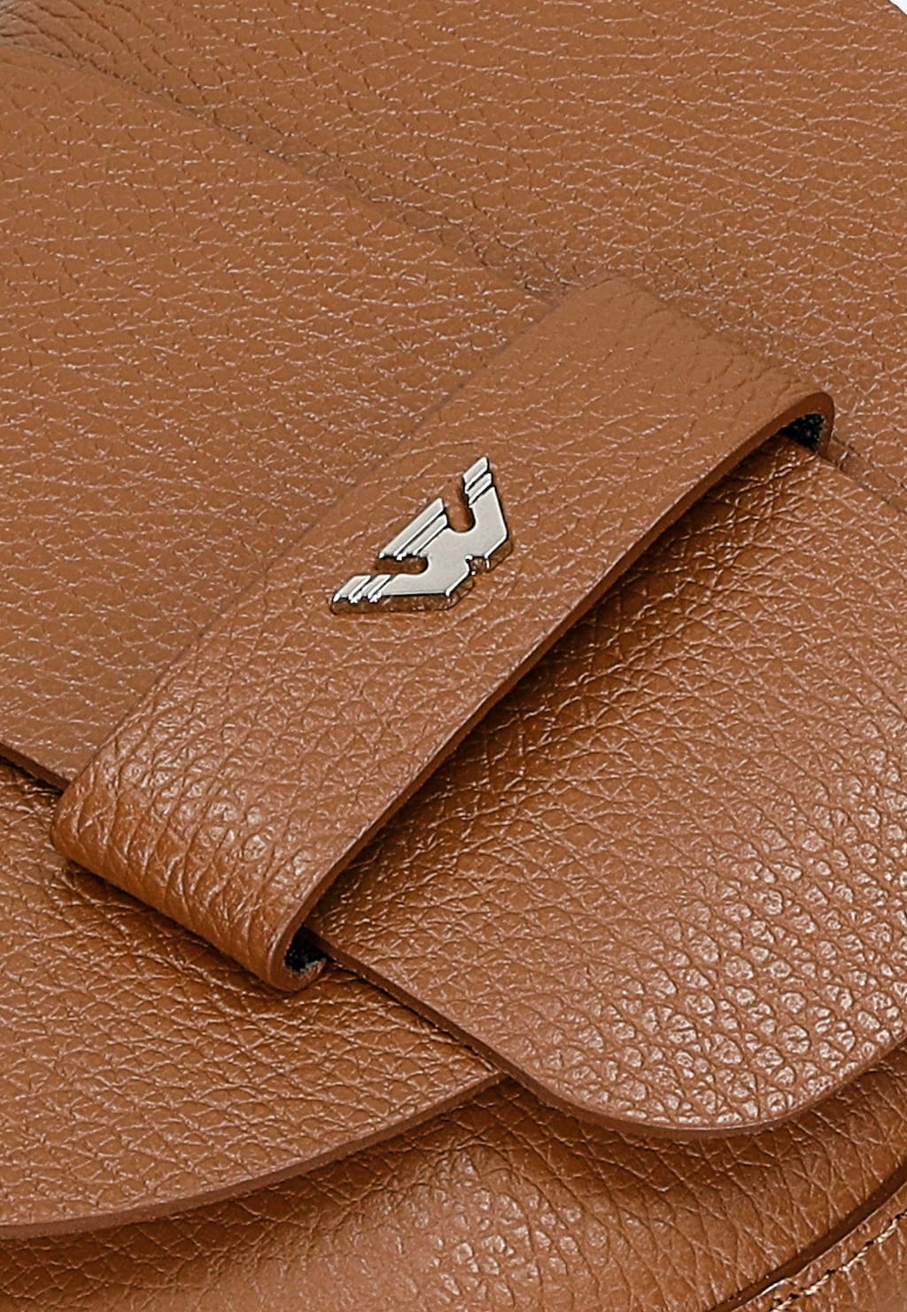 Zbliżenie na jasnobrązową skórzaną torebkę damską Wojas model 9816-53 typu saddle bag z widocznym zapięciem i metalowym logo marki na klapie.