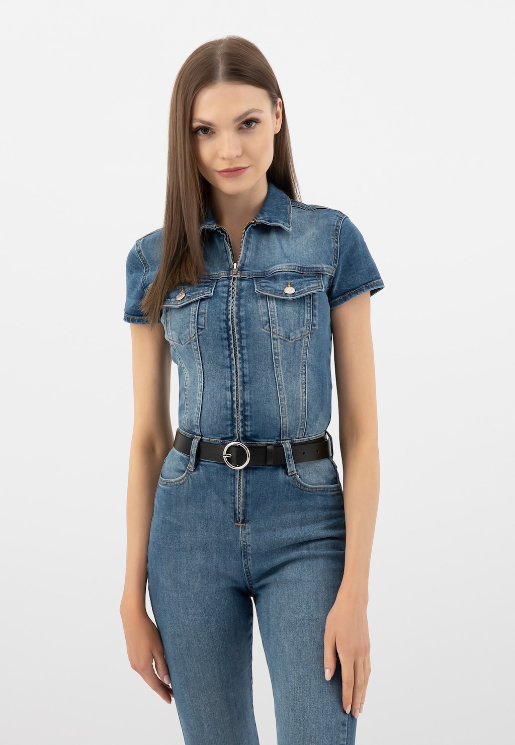 Modelka w jeansowym kombinezonie z czarnym paskiem damskim Wojas model 9973-51, podkreślającym talię. Pasek posiada elegancką, okrągłą klamrę.