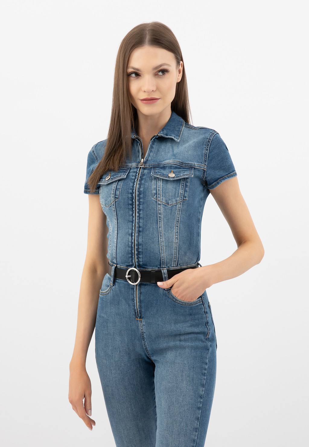 Stylowy czarny pasek damski Wojas 9973-51 z okrągłą klamrą, prezentowany na modelce w jeansowym kombinezonie, podkreślający talię i dodający elegancji.