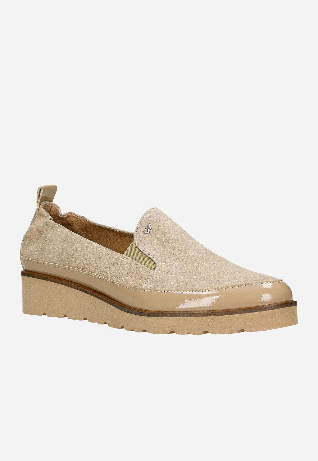 Beżowe loafersy damskie Wojas 46008-74 na klinie, wykonane z zamszu i lakierowanej skóry, z elastycznymi wstawkami po bokach i charakterystycznym logo marki.