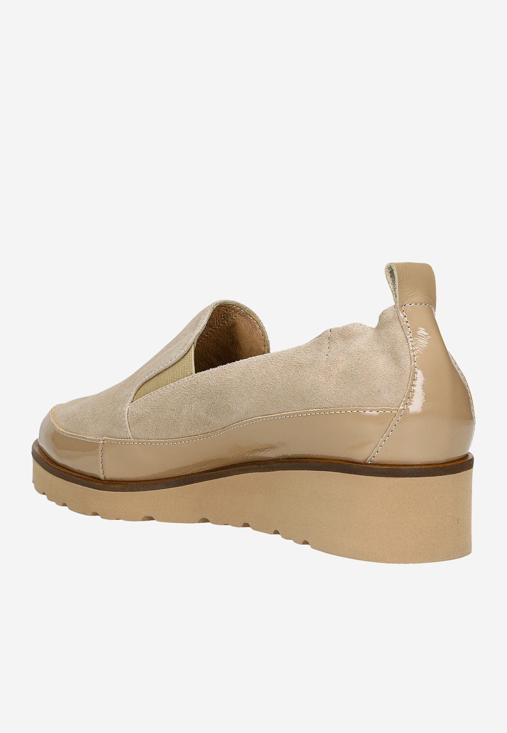 Beżowe loafersy damskie Wojas model 46008-74 z boku, widoczna podeszwa na klinie, wykonane z połączenia zamszu i lakierowanej skóry, z elastyczną wstawką po bokach.