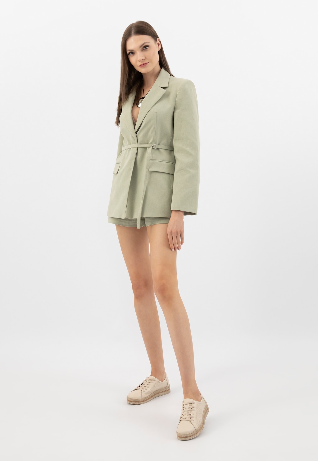 Elegancki strój z pastelowym garniturem i beżowymi ażurowanymi półbutami damskimi Wojas model 46278-54, idealne na wiosenne stylizacje.