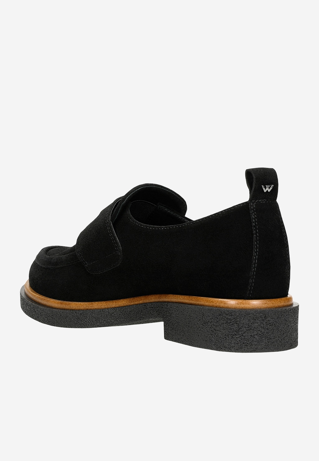 Czarne mokasyny damskie Wojas 46279-61 penny loafers z zamszowej skóry, z charakterystycznym paskiem na przodzie, kontrastową brązową podeszwą i logo marki na pięcie.