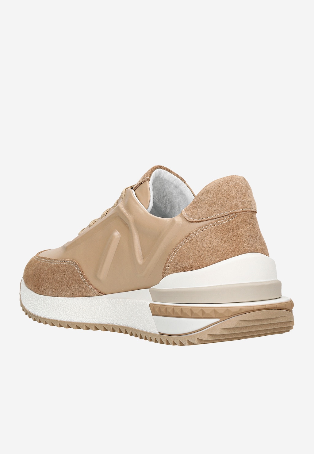 Beżowe sneakersy damskie Wojas 46287-74 z widoczną tylną częścią buta. Wykonane z połączenia błyszczącej i zamszowej skóry, na grubej białej podeszwie z beżowymi elementami.