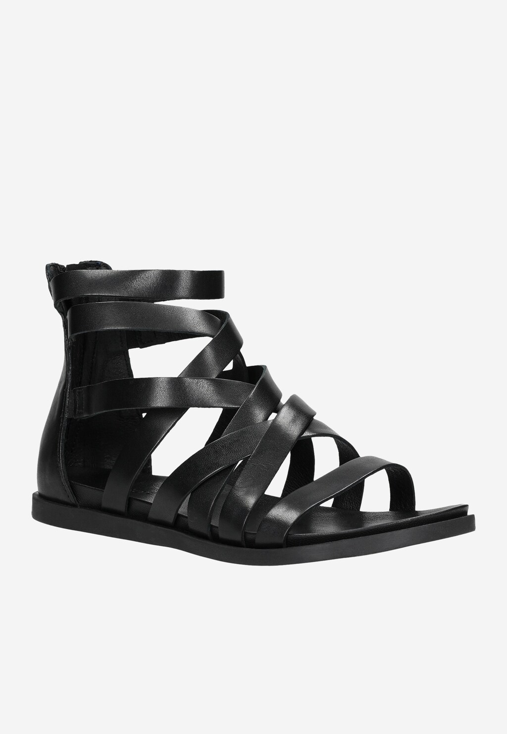 Czarne sandały damskie Wojas 76062-51 z wieloma paskami krzyżującymi się na przodzie, zapięciem na kostce i płaską podeszwą, widok z boku.