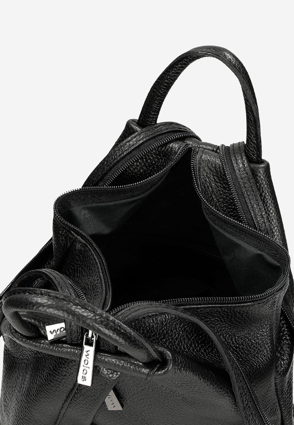 Czarny plecak Wojas model 80083-51 ze skóry licowej z otwartą główną komorą, widocznymi zamkami błyskawicznymi i metalowym logo marki na pasku.