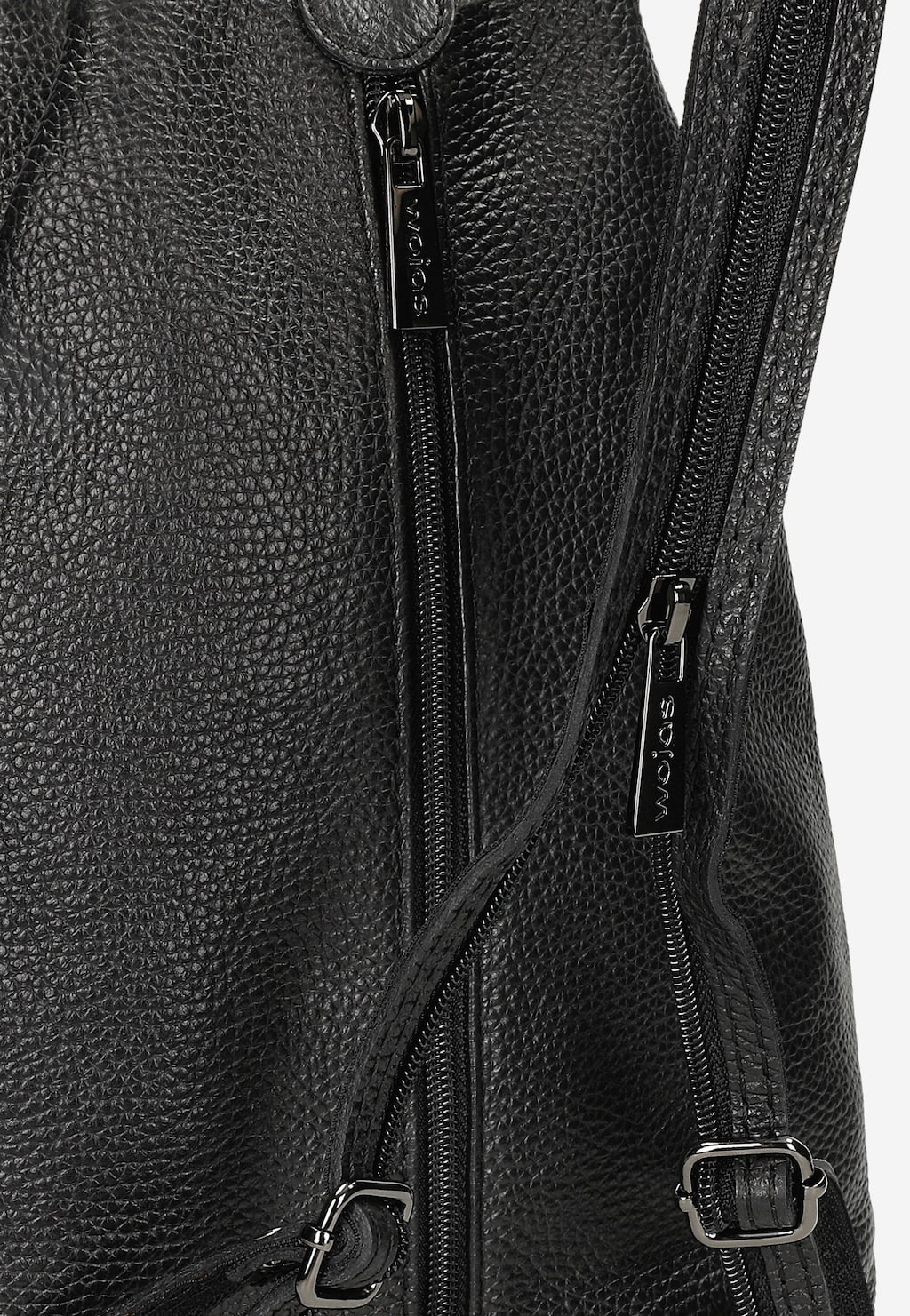 Zbliżenie na czarny plecak Wojas 80083-51 ze skóry licowej, widoczna faktura skóry i detale w postaci zamków błyskawicznych z ozdobnymi suwakami z logo marki.