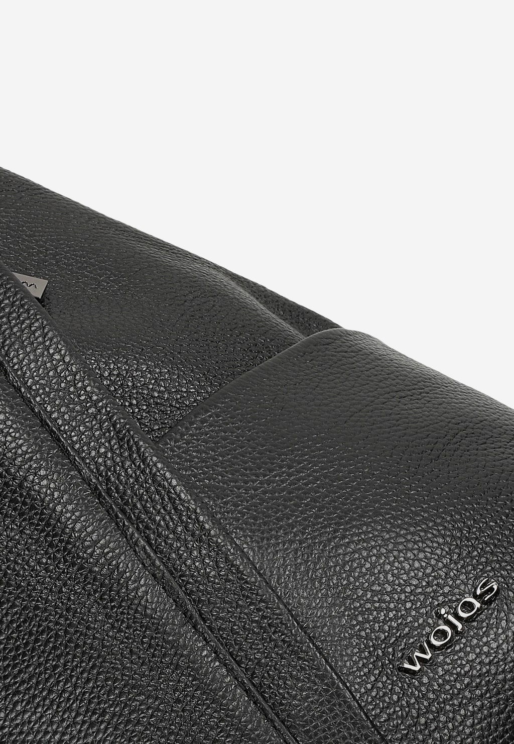 Zbliżenie na elegancki czarny plecak Wojas model 80083-51, wykonany z wysokiej jakości skóry licowej. Widoczne logo marki oraz charakterystyczna faktura skóry.