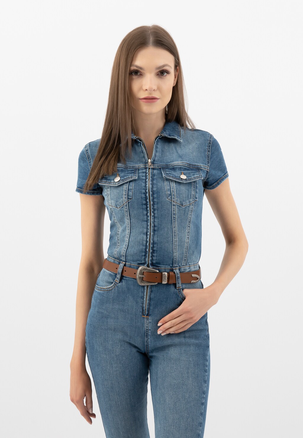 Osoba w jeansowym komplecie z brązowym paskiem Wojas 93012-52 z ozdobnym tłoczeniem na klamrze, doskonale podkreślającym sylwetkę.