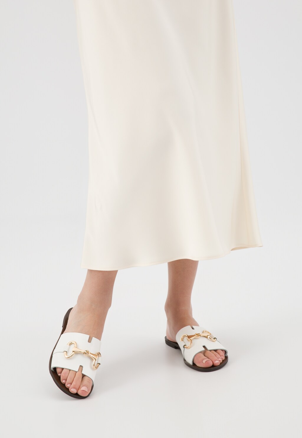 Białe klapki damskie ze skóry licowej z metalową ozdobą 74094-59 Widok 8