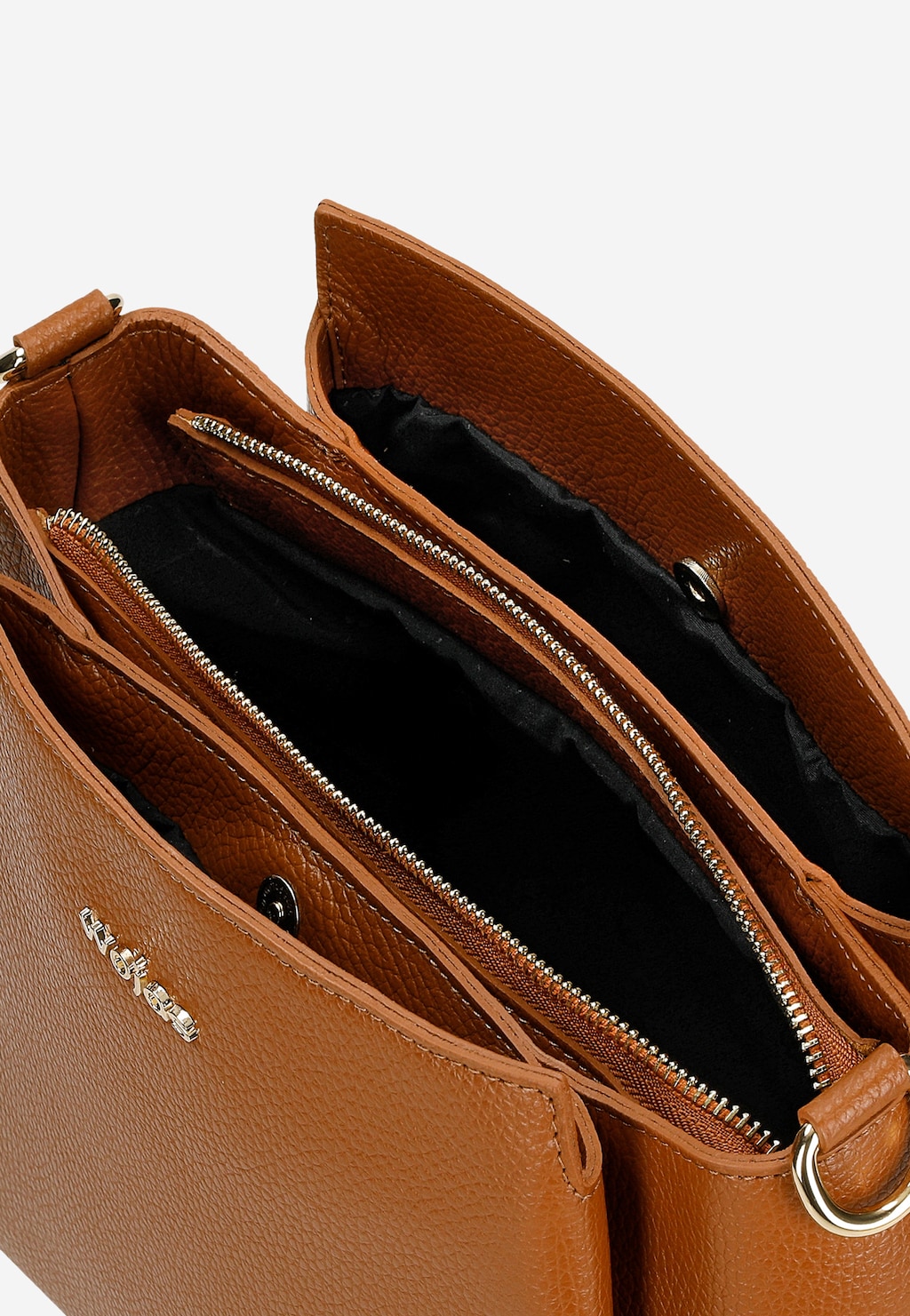 Wnętrze jasnobrązowego skórzanego kuferka Wojas model 80106-53 z widocznymi przegrodami, czarną podszewką i metalowymi suwakami. Widoczny detal logo i elementy metalowe.