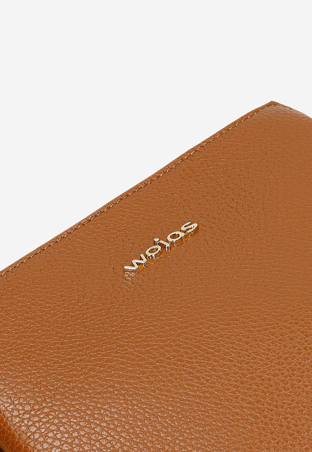 Zbliżenie na skórzany jasnobrązowy kuferek damski Wojas model 80106-53 ze złotym logo marki na froncie, ukazujące fakturę skóry i precyzyjne przeszycia.