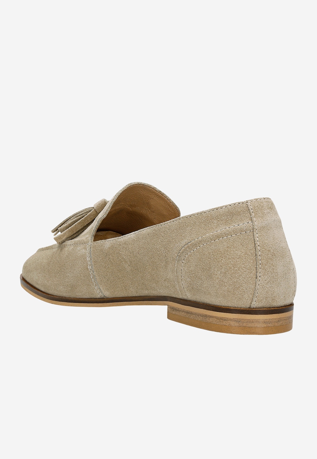 Beżowe lordsy Wojas model 46272-64 z zamszowej skóry, widok z boku. Elegancki but z charakterystycznym chwostem i płaską podeszwą z drewnianym obcasem.