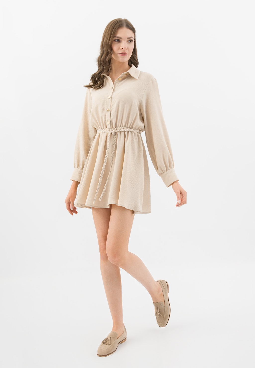Modelka w beżowej sukience prezentująca beżowe lordsy Wojas model 46272-64 z ozdobnymi chwostami. Stylowe buty świetnie uzupełniają wiosenną stylizację.