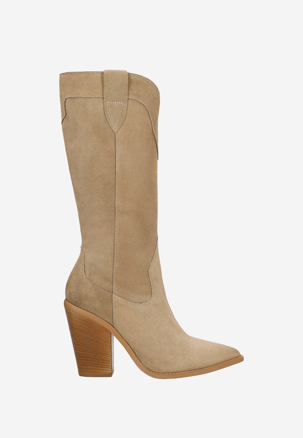 Beżowe kozaki kowbojki Wojas model 71055-64 ze skóry zamszowej na wysokim drewnianym obcasie, z charakterystycznym spiczastym noskiem i klasycznym wykończeniem cholewki.