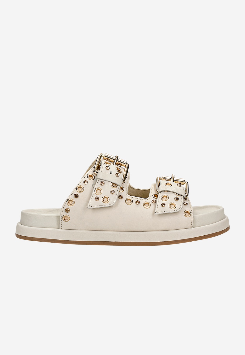 Płaskie beżowe klapki skórzane Wojas model 74125-54 z dwoma klamrami i ozdobnymi złotymi nitami, widok z boku, na jasnej podeszwie z gumowym spodem.