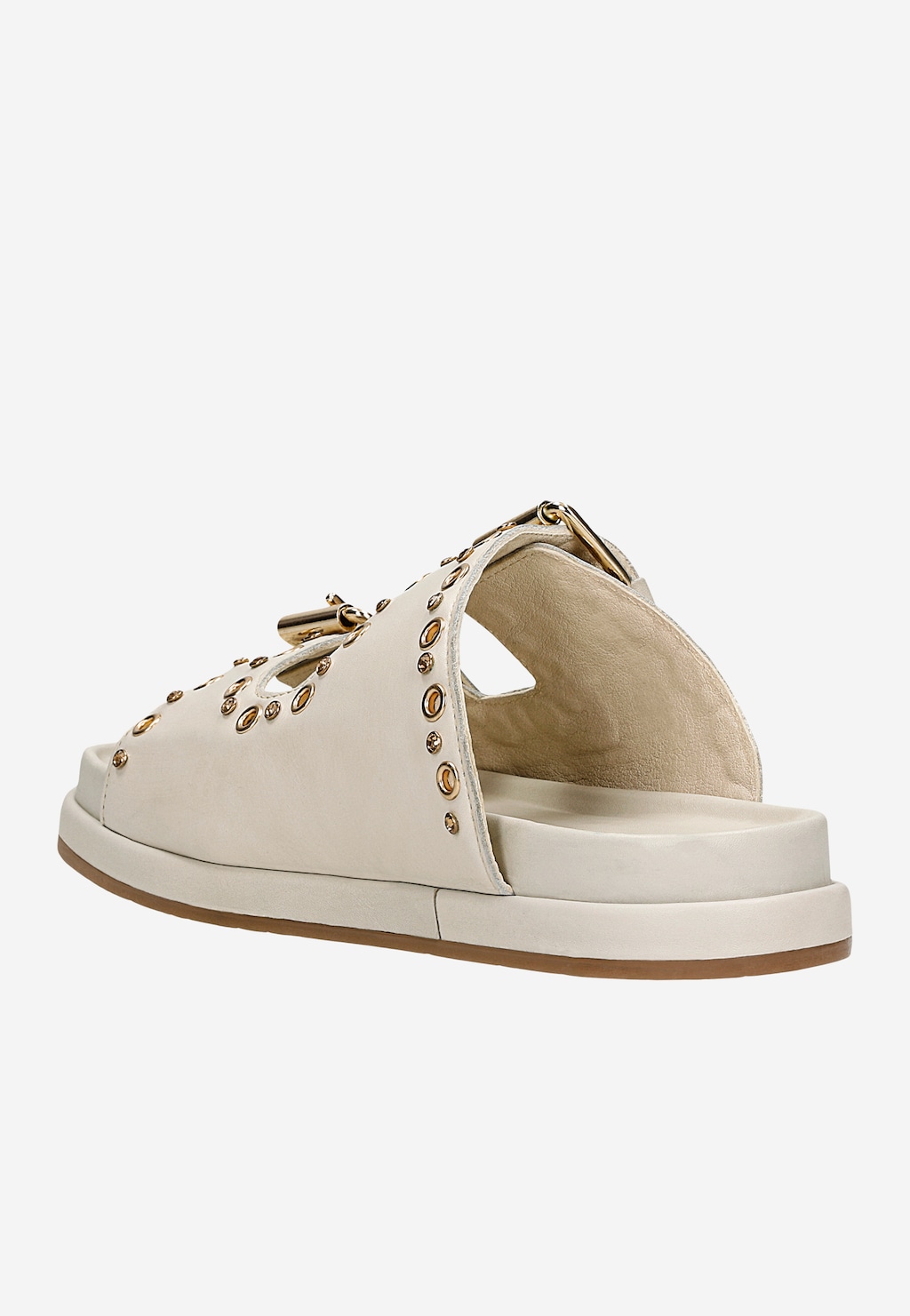 Beżowe płaskie klapki Wojas model 74125-54 ze skóry, ozdobione złotymi nitami, widok z boku pokazujący wygodną podeszwę i charakterystyczne zdobienia.