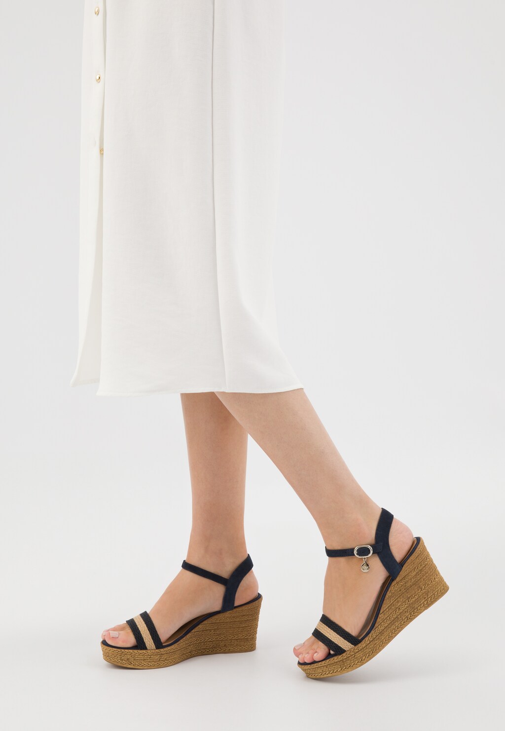 Dámske sandále na kline s pletanými tmavomodrými a béžovými remienkami 76022-86 Widok 8