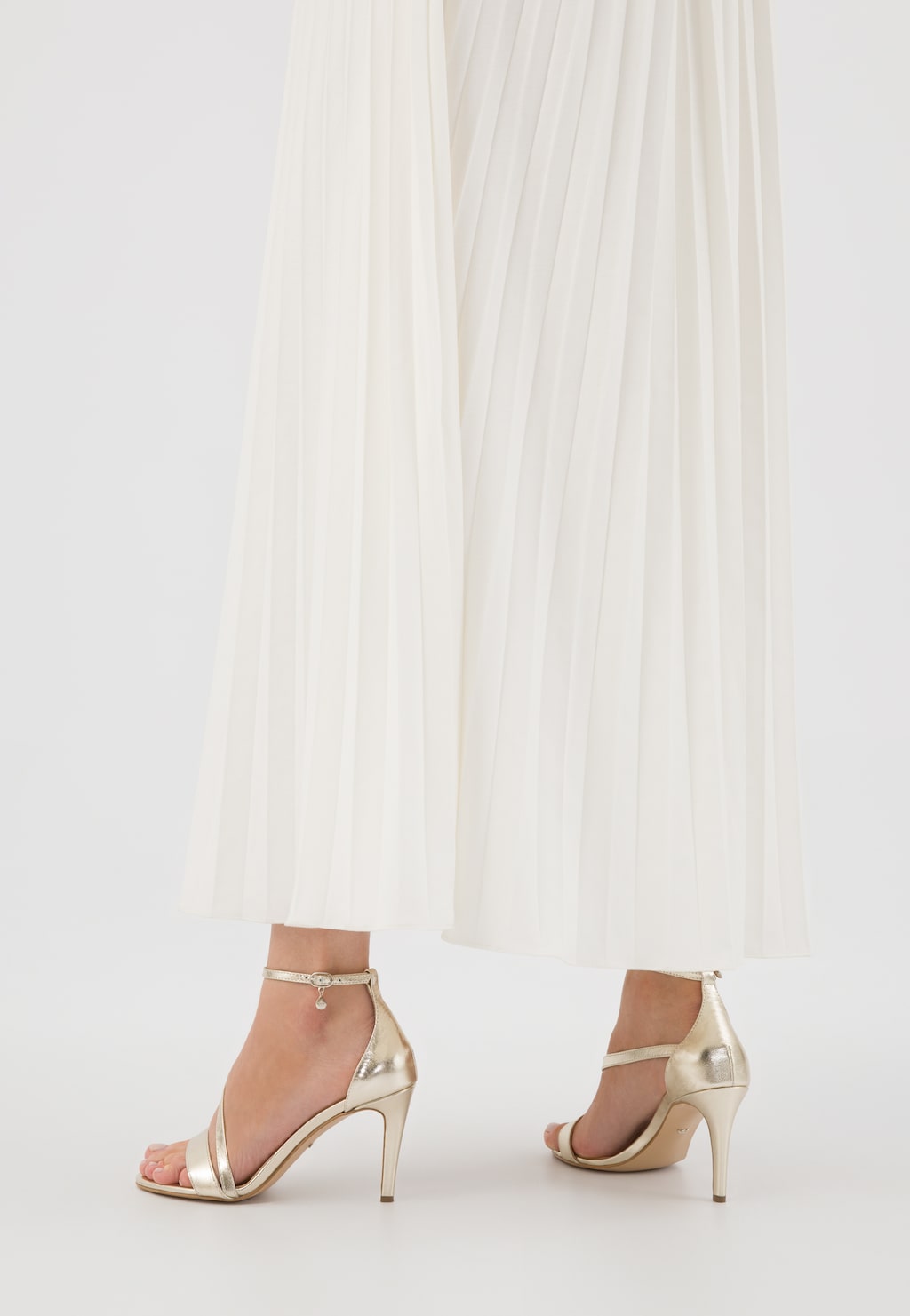 Elegantné zlaté sandále na vysokom podpätku s ozdobným remienkom 76188-58 Widok 8