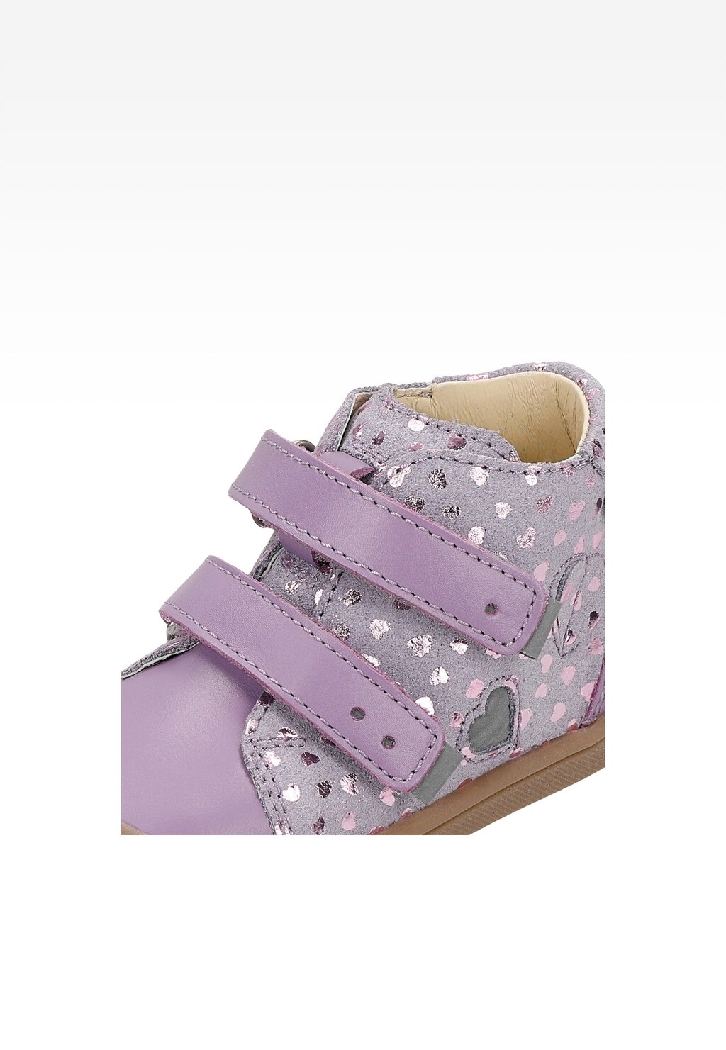 Fioletowe trzewiki Bartek 11022138 dla dziewcząt z dwoma paskami na rzep. Wzorzysta cholewka ozdobiona błyszczącymi kropkami i wyciętym wzorem serca. Widoczna jasna podszewka i gumowa podeszwa.