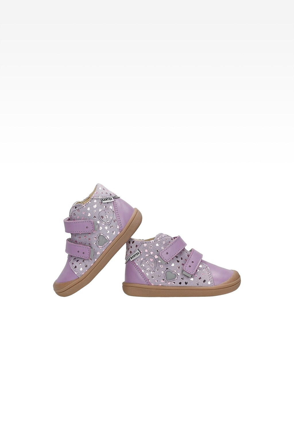 Fioletowe trzewiki dziewczęce Bartek 11022138 z ozdobnymi wzorami serc i ażurowymi wycięciami, zapinane na dwa rzepy, z gumową podeszwą.