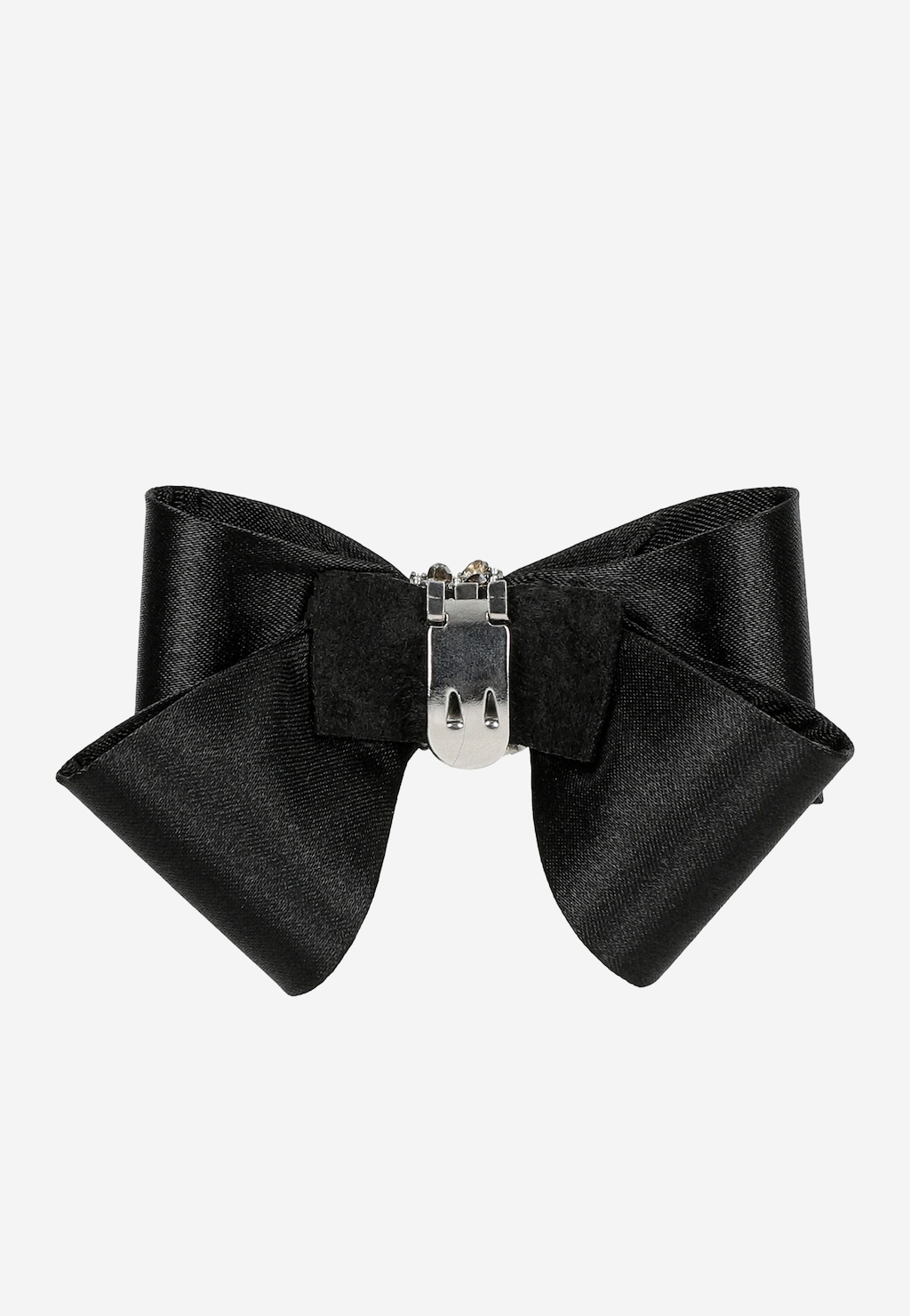 Czarna kokarda do butów Wojas model 98539-11 z elegancką srebrną aplikacją pośrodku. Satynowe wykończenie z dekoracyjną metalową klamrą nadającą ozdobny charakter.