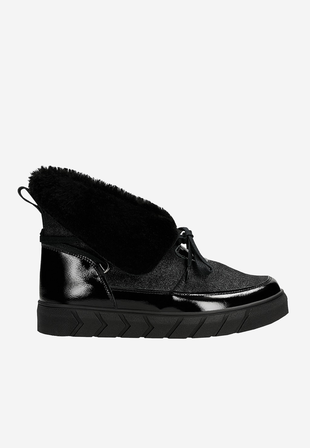 Czarne futerkowe śniegowce RELAKS model R55004-01 z lakierowanymi elementami, sznurowane, na płaskiej podeszwie z wzorem, widok z boku.