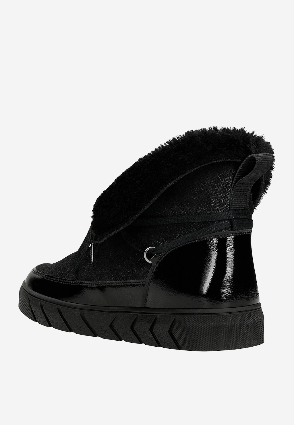 Czarne futerkowe śniegowce RELAKS R55004-01 z charakterystycznym puszystym kołnierzem i lakierowanymi elementami na podeszwie o wyrazistym bieżniku, widok z boku.