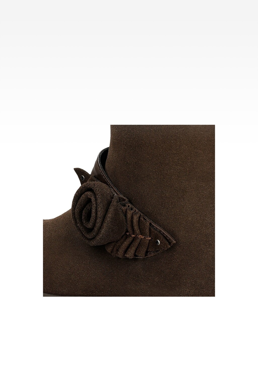 Brązowe kozaki dziecięce Bartek W-34709/0G3 dla dziewcząt z ozdobnym kwiatkiem na boku, wykonane z miękkiego zamszu, idealne na chłodniejsze dni.