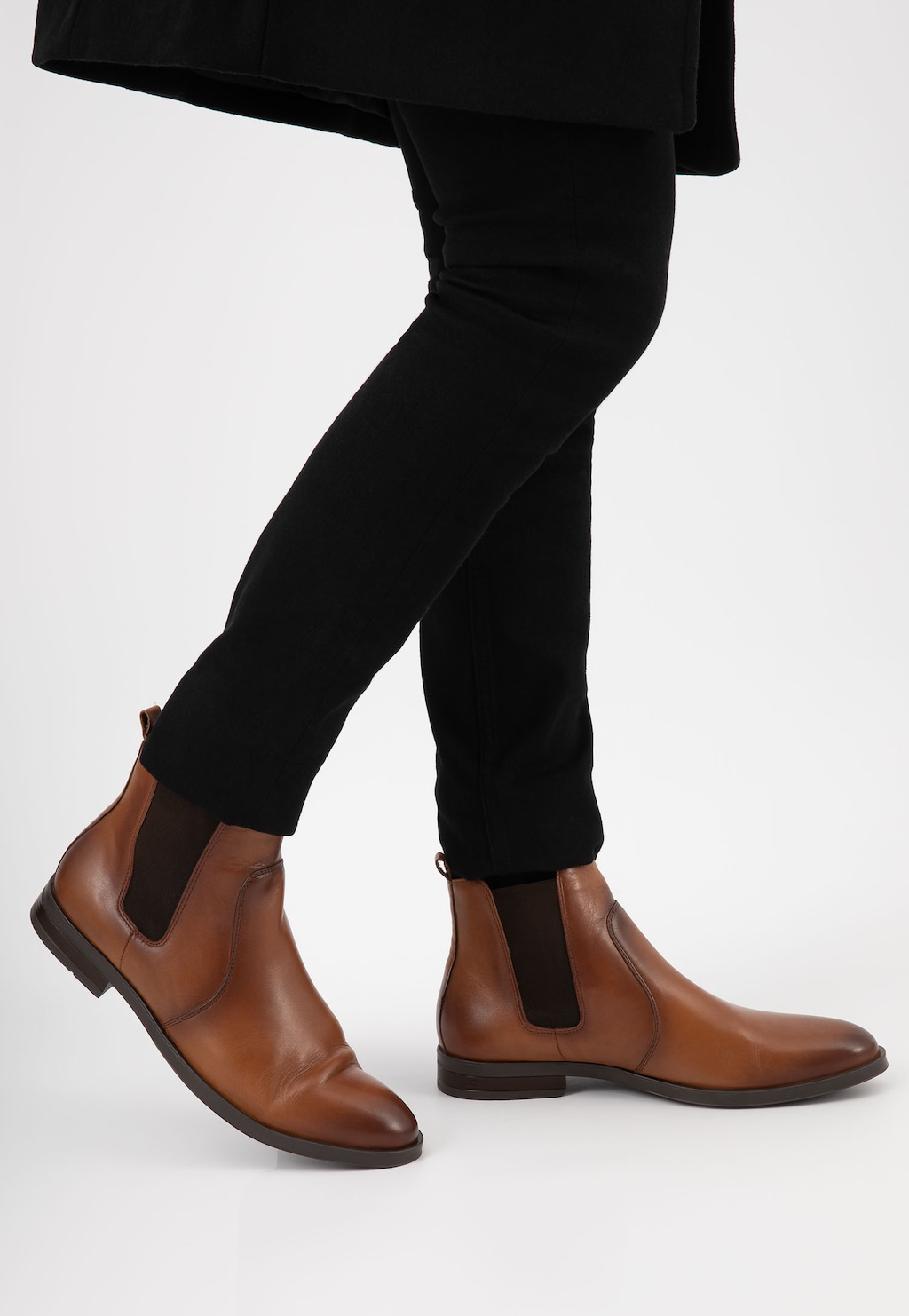 Brązowe ocieplane sztyblety męskie Wojas model 20003-53 noszone do czarnych spodni. Eleganckie buty z elastycznymi wstawkami po bokach, wykonane ze skóry naturalnej.