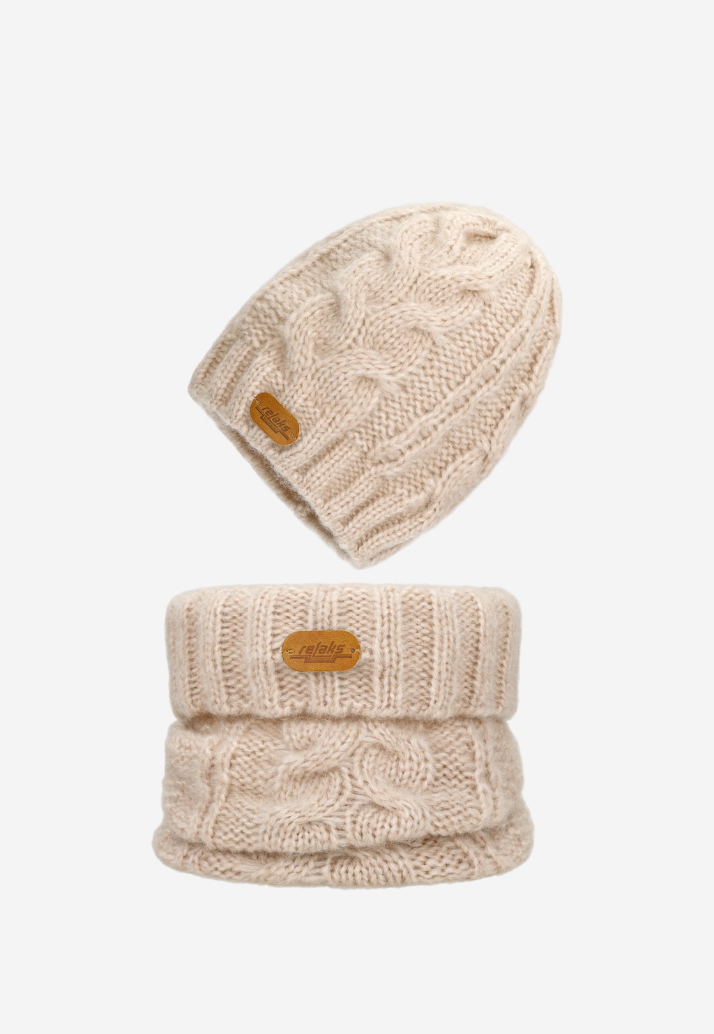 Beżowy komplet Relaks z wełny merino - czapka i komin R9600284. Dzianinowy zestaw ze splotem warkoczowym i skórzanymi metkami z logo marki.