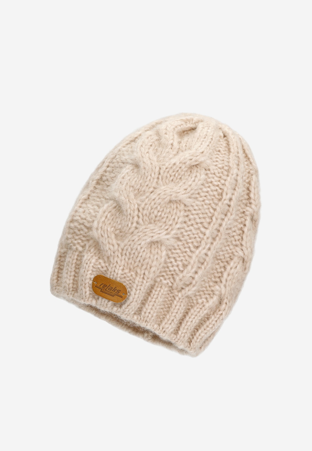 Beżowa czapka z wełny merino marki Relaks z wzorem warkoczowym i brązową skórzaną naszywką z logo. Część kompletu R9600284 z kominem.