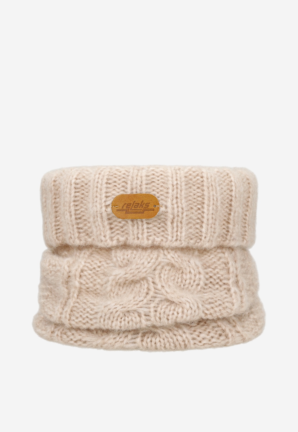 Beżowy komin z wełny merino marki Relaks, model R9600284, z warkoczowym splotem i skórzaną naszywką z logo firmy. Część kompletu zimowego z czapką.