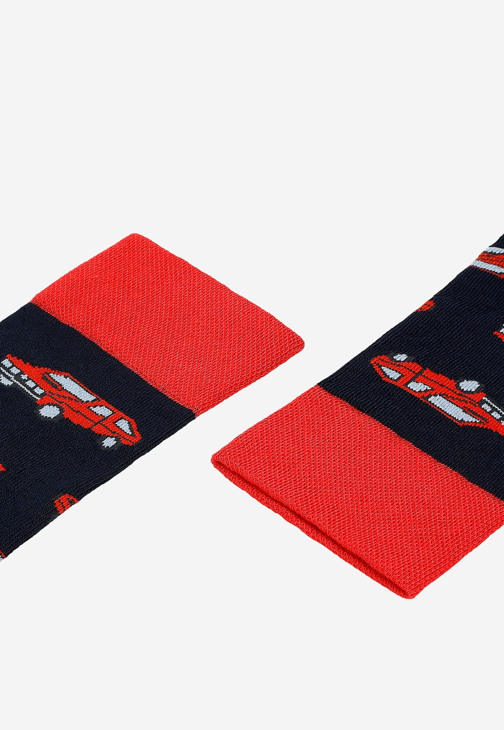 Granatowo-czerwone skarpety bambusowe Wojas model 97059-86 z wzorem polonezów. Widok z bliska, pokazujący charakterystyczny czerwony pas i granatową część z samochodzikami.