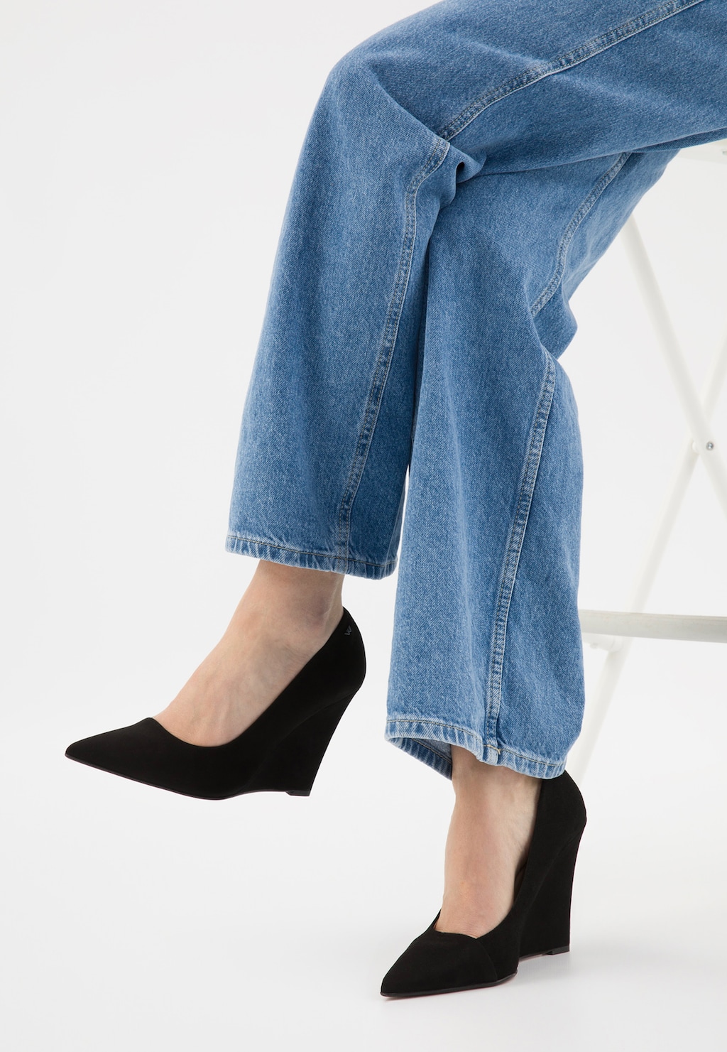 Dámske čierne lodičky na kline. Čierny lesk na každú príležitosť 35144-61 Widok 7