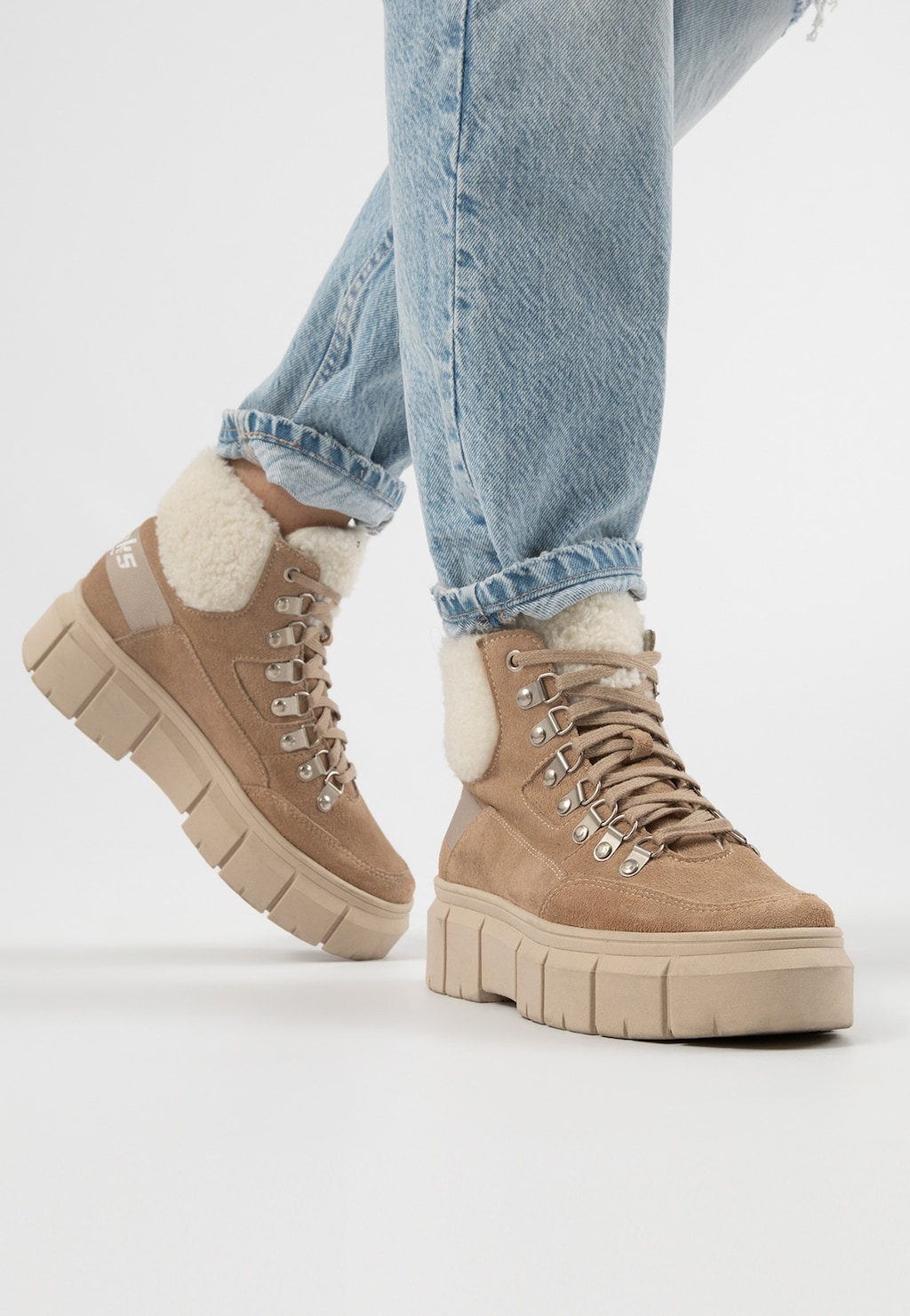 Beżowe trzewiki damskie RELAKS R64003-64 z białym kożuszkiem na grubej podeszwie, noszone do podwiniętych jeansów. Stylowe zimowe obuwie na platformie.