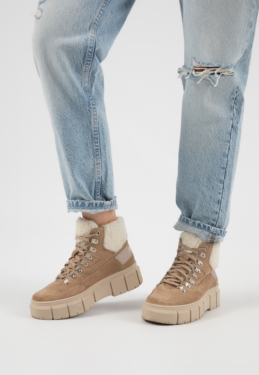 Beżowe trzewiki damskie RELAKS R64003-64 z białym kożuszkiem na grubej podeszwie, prezentowane na nogach w jasnoniebieskich jeansach z podwiniętymi nogawkami.