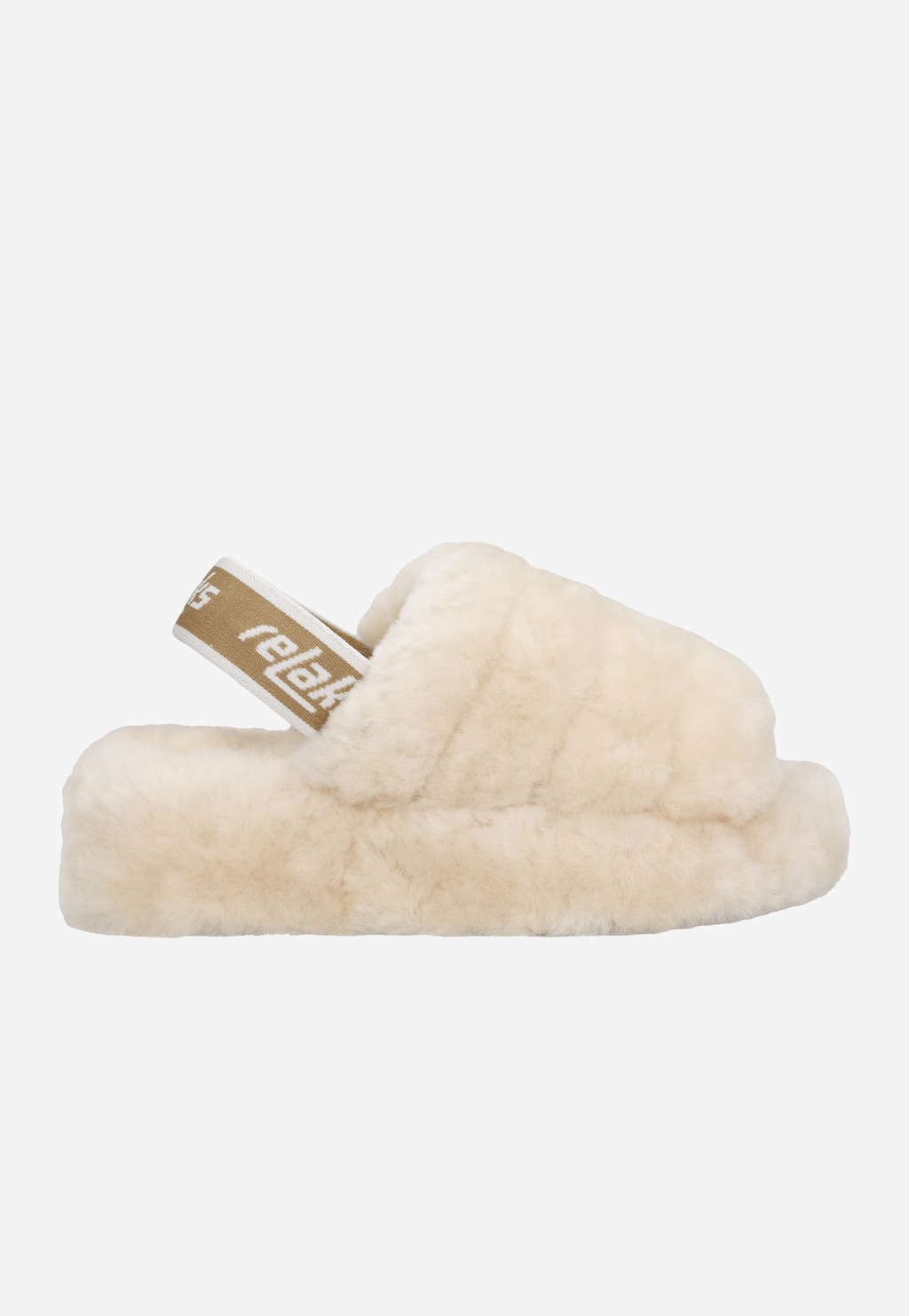 Beżowy puchaty kapeć damski RELAKS model R34006-64 z widoczną gumką na pięcie ozdobioną logo marki, wykonany z miękkiego, pluszowego materiału.