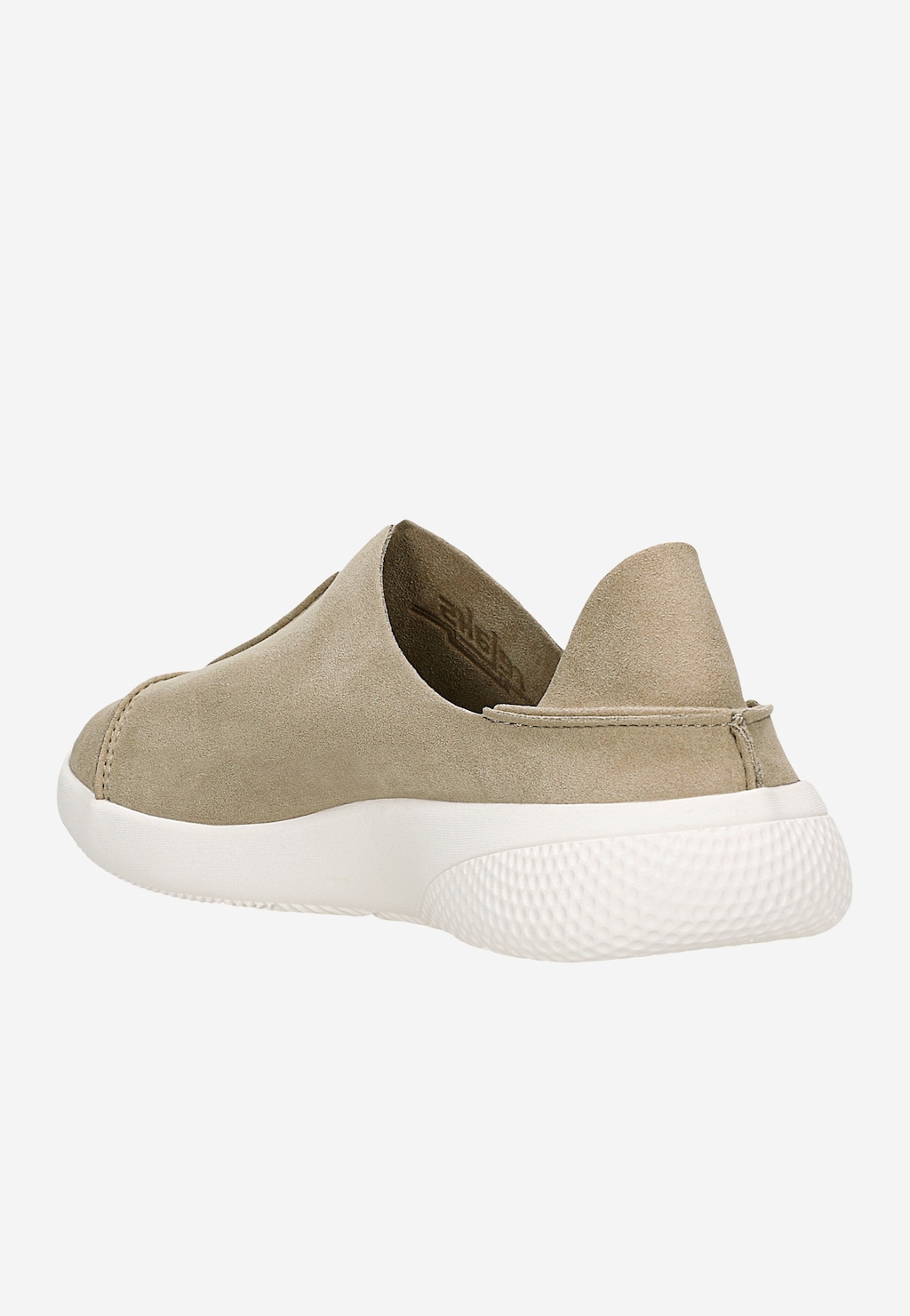 Beżowe półbuty RELAKS model R46168-14 z boku, wykonane z zamszu, na lekkiej białej podeszwie, z charakterystycznym tyłem buta zapewniającym łatwe wsuwanie.