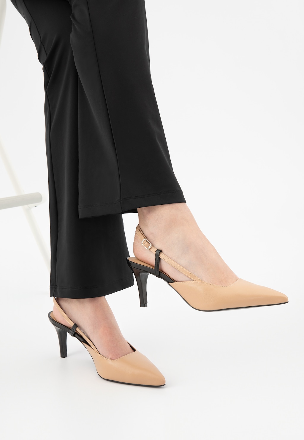 Béžovo-čierne lodičky s otvorenou pätou 35127-54 Widok 9