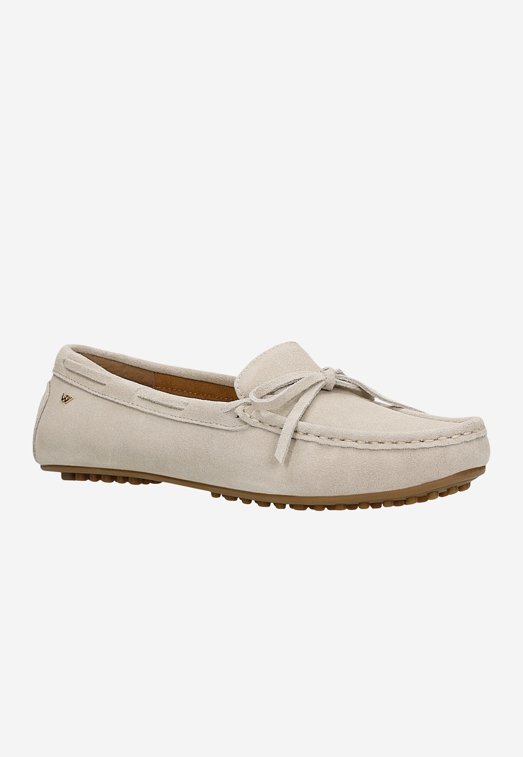 Beżowe mokasyny damskie Wojas model 46270-64 z zamszowej skóry, ozdobione kokardką na przodzie, z charakterystycznymi wypustkami na gumowej podeszwie.