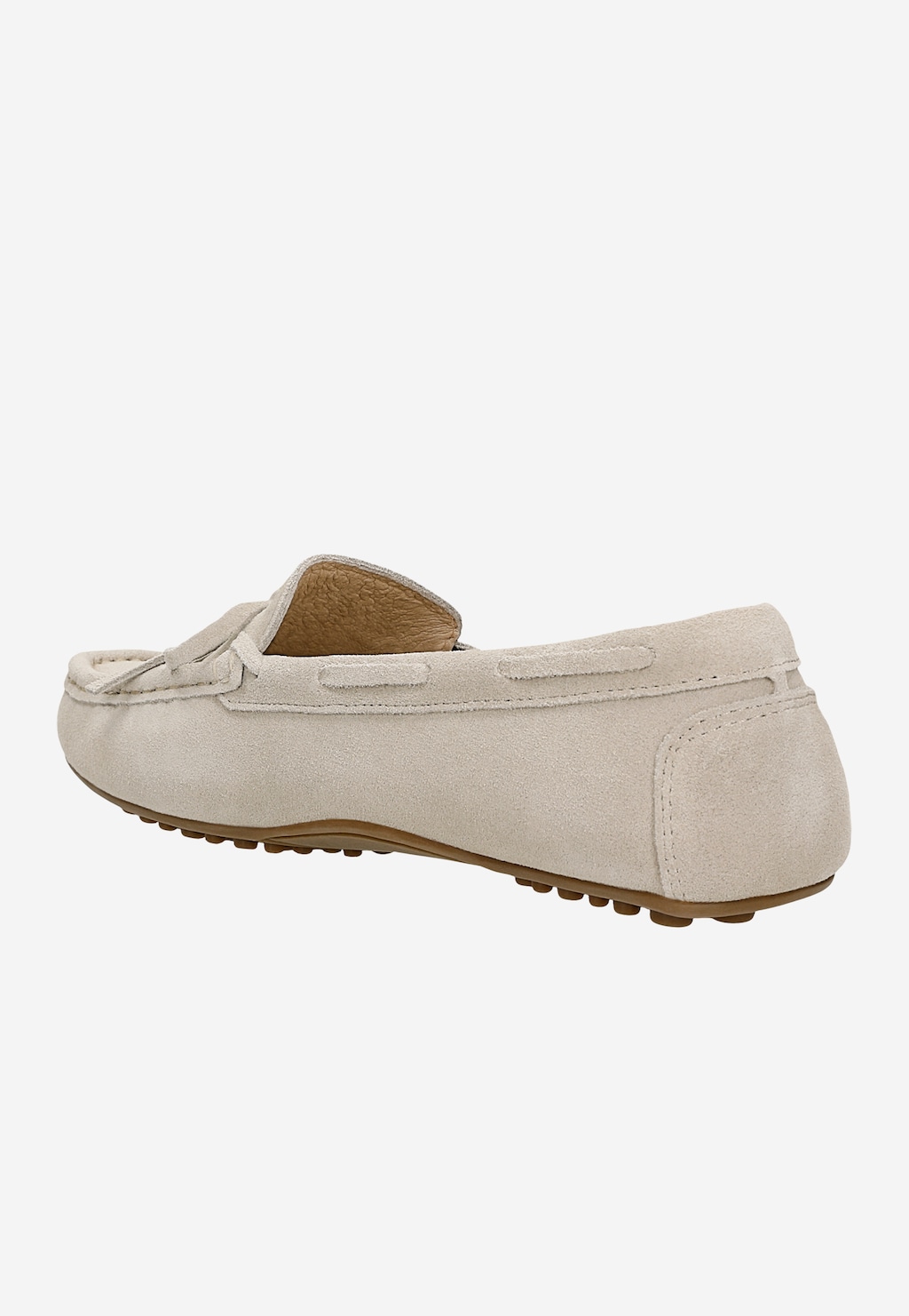 Beżowe mokasyny damskie Wojas 46270-64 z miękkiego zamszu, widok z boku ukazujący wypustki na podeszwie i charakterystyczny szew na pięcie.